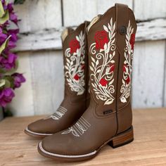 Bota Vaquera DA-Sidney Cafe - Botas Vaqueras con Bordado para Mujer - Botas Vaqueras de Piel para Mujer Mexican Botas, Mexican Boots, Embroidered Cowboy Boots, Western Boots For Women, Boot Scootin Boogie, Cowboy Boots For Women, Western Shoes, Red And White Flowers, Cowgirl Chic