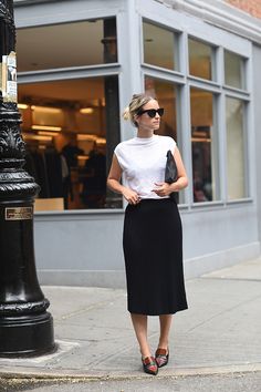 Black And White Outfit, Style Parisienne, Walking Down The Street, Monochromatic Outfit, Casual Styles, Summer Work Outfits, Cooler Look, Minimal Chic