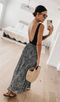 Casual Summer Outfits Travel, Mom Drop Off Outfit Summer, Summer Styles 2023, Dress For Travel Outfit Ideas, Summer Holiday Outfits 2024, Simple Vacation Outfits, Summer Casual Outfits For Women, Chic Beach Outfit, Casual Beach Outfit