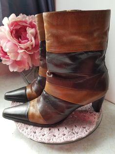 Square-end women's boot - heels - vintage boot - brown brown leather - patchwork boot - 90s - size 36 made in Brazil Beautiful boots 😍 in very good condition !! Size 6 ❤ Please note you can choose from 13 different shipping methods for those items, you need to scroll down on the shipping to see the different options 🥰 thank you so much to pick the one who fits the best for you.   Great care and attention go into selecting items that will bring new joy. Since these pieces are pre-loved, they ma Retro Leather Platform Boots For Fall, Brown Leather Square Toe Mid-calf Boots, Brown Leather Mid-calf Boots With Square Toe, Retro Mid-calf Leather Boots With Round Toe, Retro Leather Mid-calf Boots With Round Toe, Retro Brown Leather Moto Boots, Brown Medium Width High-top Boots, Retro High-top Leather Boots, Retro Brown Platform Boots For Fall