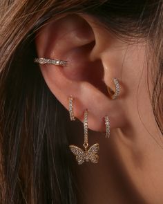 The sol butterfly huggie earrings is the definition of sophistication. The butterfly detailing embodies a sense of delicacy, very dreamy and beautiful. Piercing Placement Ideas, Piercing Curation, Piercing Placement, Unique Piercings, Jewelry Websites, Pretty Ear Piercings, Ankle Jewelry, Piercing Inspo, Ear Ring