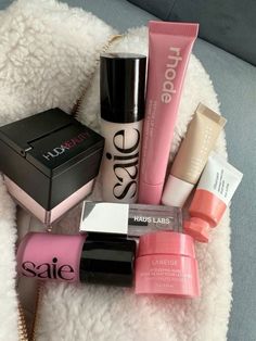 Makeup Bag Essentials, Makeup Needs, Mini Makeup, Lip Glosses, Makeup Obsession, Makeup Items, Makeup Essentials, Pretty Makeup, Cute Makeup