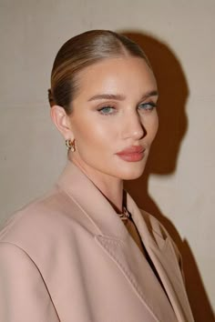 Rosie Hw, Mode Zara, Ombre Lips, Rosie Huntington, Top Makeup Products, Elegant Makeup, Wedding Hair Makeup, Huntington Whiteley, Rosie Huntington Whiteley