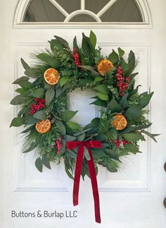 Christmas/Winter wreath, faux dried oranges – Buttons & Burlap LLC Diy Fall Wreath Ideas, Fall Wreath Ideas, Fresh Christmas Wreath, Fresh Wreath, Orange Wreath, Homemade Wreaths, Rustic Christmas Wreath, Santas Coming, Poinsettia Wreath