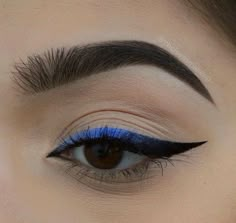 Eyeliner Cat, Maquillage On Fleek, Make Up Designs, Dipbrow Pomade, Blue Eyeliner, Smink Inspiration, Makijaż Smokey Eye, Eye Makeup Designs, Colorful Eye Makeup