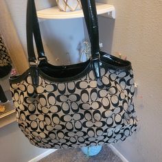 Beautiful Coach Shoulder Bag. Nwot Signature Cc. Please See Pictures. All Sales Final. Offers Welcome Bags 2014, Coach Tote Bags, Handbag Vintage, Leather Frames, Coach Handbag, Coach Shoulder Bag, Carry All Bag, Stitching Leather, Mini Tote