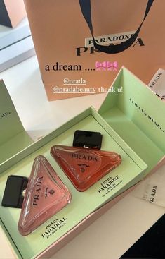 Luxury Pr Package, Perfume Pr Package, Dior Pr Package, Pr Makeup Packages, Luxury Perfume Collection Aesthetic, Bread Design Ideas, Luxury Makeup Gift Set, Ariana Grande Perfume Unboxing, Givenchy Irresistible