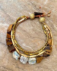 Boho Choker Labradorite, Tiger's Eye Stone and African Beads Bohemian Chic Jewelry, African Brass Beads, Necklaces Boho, Boho Jewelry Diy, Diy Jewellery Designs, Layered Beaded Necklaces, Artisan Jewelry Necklaces, Boho Choker, Art Necklaces