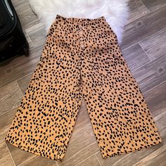 Size S Elastic Waist Nwot Leopard Print Wide Leg Bottoms For Work, Wide Leg Leopard Print Bottoms For Work, Workwear Wide Leg Leopard Print Bottoms, Leopard Print Wide Leg Bottoms With Pockets, Wide Leg Leopard Print Bottoms With Pockets, Leopard Print Wide Leg Loungewear Pants, Chic Leopard Print Bottoms For Spring, Leopard Print Pants With Pockets For Spring, High Waist Leopard Print Bottoms For Day Out