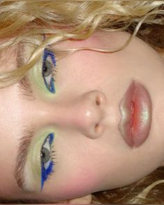 Color Lashes Makeup, Make Up On Blue Eyes, Funky Eyeshadow, Artistry Makeup Looks, Easy Colorful Makeup, Funky Eye Makeup, Pop Of Color Eyeshadow, Eyeshadow Editorial, Colorful Liner