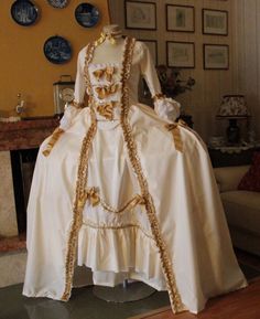 1700 Dress, 1700s Dresses, Old Fashioned Dresses, Period Wedding, Stepmother's Marchen, 18th Century Dresses, 1700 Fashion, Historical Gowns, Fashion Wedding Dress