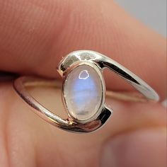 Moonstone Oval Sterling Silver Ring Blue Fire Flash Size: 5 See Mandrel Photo For Exact Sizing Stamped 925 Genuine Gemstone Condition: New With Size Tag Clear Stone That Flashes Blue Shifting In The Light Blue Fire Rainbow Moonstone Has A Gentle, Calming Energy. It Helps To Strengthen Intuition, Enhances Creativity, Compassion, Endurance And Inner Confidence. This Stone Brings Balance And Harmony. The Rainbow Effect Can Help With Clearing And Uplifting Energies. It Has Been Said To Have The Powe Wedding Ring Moonstone Silver, Dainty Moonstone Jewelry, Silver Rings With Gemstones, Moon Stone Ring Vintage, Blue Moonstone Ring, Silver Ring Gemstone, Oval Silver Ring, Moon Ring Design, Silver Aquamarine Ring