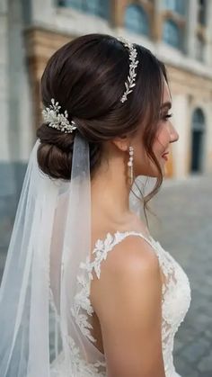 Twists and Tiaras: 15 Wedding Hairstyles with Veils for Every Style - TecArticles Veil And Tiara, Bridal Hairstyles With Tiara, Tiara And Veil Wedding Hair, Wedding Updos For Long Hair With Veil, Hair Down Styles, Boho Chic Hairstyles, Fingertip Veil