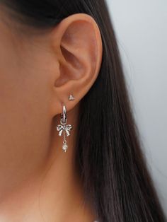 Fun and femme, these silver hoop earrings dipped in rhodium feature a bold asymmetric design and playful mismatched charms designed to elevate every stack. Cute Sterling Silver Earrings, Silver Jewellery Aesthetic Earrings, Silver Earrings Stack Aesthetic, Silver Earrings Hoop, Sliver Earing Ideas, Classy Silver Jewelry, Cute Jewelry Silver, Silver Earrings Stack, Silver Jewelry For Prom