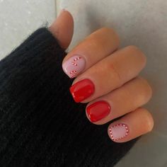 Christmas Design Short Nails, Christmas Gels On Natural Nails, Short Short Christmas Nails, Nail Idea Christmas, Christmas Nails No Tips, Christmas Gel Nail Inspo Short, Simple Christmas Gel Nails Short Designs, Short Natural Nails Christmas, Biab Nail Art Christmas