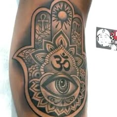 a hamsa tattoo with an eye on it