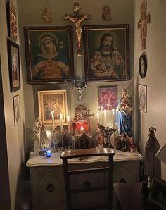 Alter For God, Oratory Catholic Home Altar, Prayer Alter Ideas Home Altar Catholic, Catholic Bedroom Aesthetic, Methodist Aesthetic, Catholic House Decor, Home Chapel Catholic, Prayer Room Ideas Catholic, Saint Altar