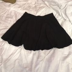 Never Worn Black Pleated Skort For Day Out, Black Stretch Skort For Spring, Black Full Skirt Skort For Summer, Casual Black Skort With Full Skirt, Black Stretch Mini Skirt For Day Out, Casual Black Full Skirt Bottoms, Casual Black Skort With Full Skirt Shape, Black Flared Mini Skirt For Spring, Casual Black Full Skirt Skort