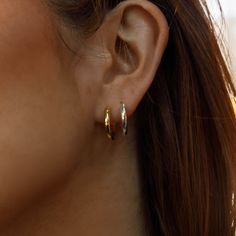 These plain huggies capture essential hues for a sophisticated, personalized look. Ultra-lightweight and wear-resistant, these earrings are so comfortable you'll want to wear them all the time. Earring Second Hole, Gold Earrings Casual, Double Piercing Earrings Studs, Double Earrings Combinations, Second Piercings, Silver Huggie Earrings, Gold Huggies, Huggie Earrings Gold, Huggie Earrings Silver