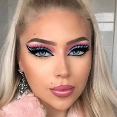 Barbie Eyeshadow, Makeup Barbie, Bratz Doll Makeup, Bluish Green Eyes, Cute Eyeshadow Looks, Barbie Halloween, Barbie Makeup, Barbie Costume, Doll Makeup