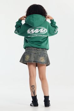 For an oversize fit choose one size above yours. Boxy fit hoodie. 100% cotton. 400 g/m² French Terry. Green color. Logo and graphics screen printed on the front. Cold Culture label included. Male (189cm, 6'2"): L - Female (163cm, 5'4"): M - National Shipping 24-48H (Spain / Portugal) - CORREOS EXPRESS - European Shipping 48-72H - FEDEX - International Shipping 5-7 working days - FEDEX