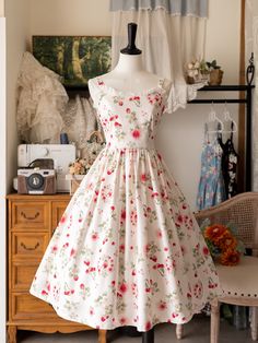 This price includes a dress (2 detachable bowknots on waist) and a free bowknot hairclip (not for sale), others are not included.   	 		 			Size 			S 			M 			L 			XL 			2XL 		 		 			Bust 			86 			92 			98 			104 			110 		 		 			Waist 			68 			74 			80 			86 			92 		 		 			Full Length 			106 			108 			110 			112 			114 Cheap Sleeveless Dresses With Strawberry Print, Cute White Dress With Strawberry Print, Strawberry Skirt, Summer Sleeveless Strawberry Print Dress, Playful Strawberry Print Spring Dress, Summer Strawberry Print Sleeveless Dress, White Summer Dress, Steampunk Fashion Male, Classic Skirts