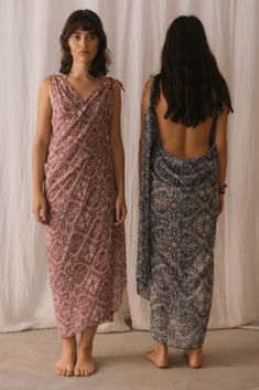 This long sarong with bohemian print in maroon tones on an ecru background will become your best companion this summer.

It has two cuts at the ends that by knotting them become sleeves to wear as a dress.

Comfortable, fresh and light. Dress Comfortable, Winter Pajamas, Winter Set, Bohemian Print, Summer Set, Summer Beach Wear, Sarong, How To Wear