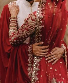 भारतीय दुल्हन संबंधी, Wedding Photography Bridal Party, Wedding Posing, Indian Wedding Photography Couples, Bridal Photography Poses, Bride Photoshoot, Wedding Photoshoot Poses, Indian Wedding Photography Poses