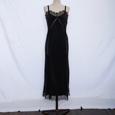 little black dress Teen Vampire, Slip Dress Vintage, Outfits Formal, Formal Ideas, Yule Ball, Black Slip Dress, Los Angeles Usa, Lace Slip Dress, Silk Maxi