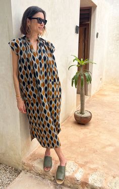 Just in! Our slim dress is back in a gorgeous gold tone of ikat. Opaque and easy to wear all summer long. small production. Model is 5'10 size 2/4 Color: Gold, Black, Grey —  Handwoven cotton, length 50", width 25.5" —  Side Pockets —  One size fits 2-10 —  Free shipping for purchases Summer Caftan, Working Outfit, Chic Summer Dresses, Tunic Designs, Summer Dresses For Wedding Guest, Slim Dress, Loose Shirt, Slim Dresses, Take It Off