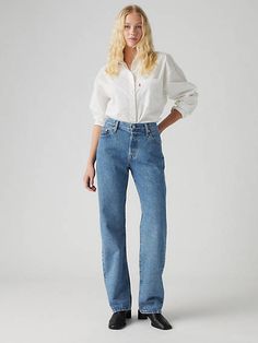 You never thought it was possible, but then it happened: your favorite jeans meet your favorite decade. We designed these 501® '90s jeans with a classic mid-rise and a loose, straight fit with just the right amount of bagginess through the leg. They're the vintage jeans you've always dreamed of finding at the thrift store, but without all the rummaging. Mid-rise with a loose fit that's just right For a slimmer fit, try one size down, and for a less loose fit, try the 501® Original The original b Levis Women Outfits, Levis Outfit, Best Jeans For Women, Denim Trends, Loose Jeans, Levi Jeans 501, Best Jeans, Mid Rise Jeans, Vintage Jeans