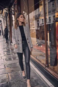 Oversized Blazer Street Style, Plaid Jacket Outfit, Lederhosen Outfit, Blazer Street Style, Outfits Primavera, Leather Pants Outfit, Fashion Trends Winter, Legging Outfits