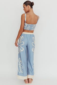 Flower print wide leg pants Elastic waistband High waist Lining Set-Matching top Elevate your spring-summer wardrobe with our must-have Briar wide leg pants. Its graphic floral print and lightweight fabric make it perfect for a casual walk or hosting a backyard barbecue. Effortlessly versatile, style these pants with the matching top to dress with ease or mix and match for endless possibilities. This is the ultimate companion for sunny days and breezy evenings. MODEL INFO Model is wearing size X Wide Leg Pants Beige, Floral Wide Leg Pants, Facebook Icons, Graphic Floral, Twitter Icon, Printed Wide Leg Pants, Backyard Barbecue, Iron Material, Instagram Icons