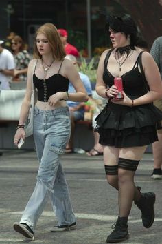 Alt Summer Outfits, Funny Optical Illusions, Summer Goth, Alt Outfits, Perfectly Timed Photos, Rocker Style, 가을 패션