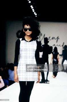 A model walks in the Cheap and Chic by Moschino Spring 1997 Ready to... Nachrichtenfoto - Getty Images