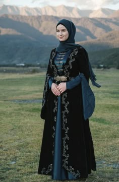 Powerful Queen Aesthetic, Heritage Couture, Caucasian Clothes, Traditional Clothing Around The World, Historical Clothing Patterns, Middle Eastern Clothing, Turkey Dress, Hijabi Brides, Turkish Clothing