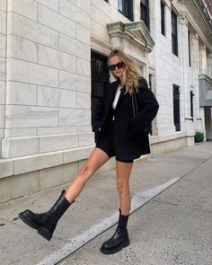 Platform Boots Outfit, Marie Von Behrens, Combat Boot Outfit, Converse Outfits, Black Boots Outfit, Platform Chelsea Boots, Black Platform Boots, Looks Street Style, Winter Trends