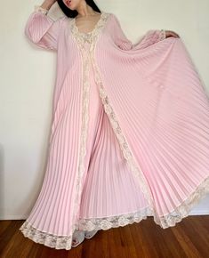 Vintage 60's LUCIE ANN Pink Pleated Robe with Lace Trim  Size: Tag says Petite: fits like a S-L Condition: Good Vintage Condition, Few light stains, one on lace cuff - see photos Babydoll Dress Nightwear 60s, 1950s Sleepover, Vintage 60s Aesthetic, Pink Night Gown, Vintage Nightwear, Vintage Lace Dresses, Fancy Robes, Pink Wardrobe, Vintage Pink Dress