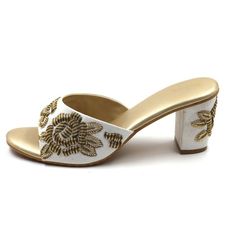 White wedding embroidered heel Heels Indian, Indian Bridal Shoes, Embroidery Heels, Comfortable Bridal Shoes, Women Wedding Shoes, White Footwear, Traditional Shoes, Heels Wedding, Bridal Heels