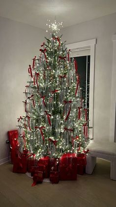 Floating Christmas Trees, Red Christmas Decor Tree, Outside Christmas Tree Decorations, Red Lights On Christmas Tree, Red Christmas Presents Aesthetic, Red Aesthetic Christmas Tree, Real Christmas Tree Decorations, Red And White Christmas Tree Decor, Christmas Tree Silver And Red