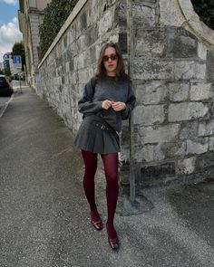 Taking inspiration from the latest autumn trends with this chic look: pleated skirt, cozy sweater, and bold burgundy tights. Follow @ivilina_ivi for more seasonal outfit ideas and fall fashion inspo. #outfitautomne #lookdautomne #outfitinspiration #styleinspiration #frenchgirlstyle #fallfashion #autumnstyle #outfitautomne2024 Outfits With Burgundy Tights, Burgundy Thighs Outfit, Maroon Pleated Skirt Outfit, Pleated Skirt With Tights, Outfits Shorts Jeans, 30th Outfit, Burgundy Tights Outfit, Burgundy Skirt Outfit, Suits Street Style