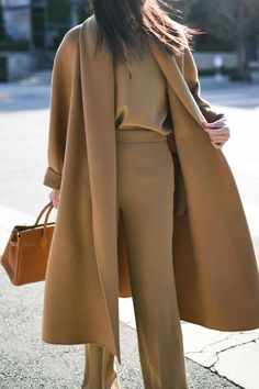 Fall Fashion Coats, Monochromatic Fashion, Tan Coat, Mode Abaya, 2020 Fashion Trends, Camel Coat, Coat Outfits, Mode Inspo, 가을 패션