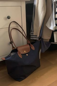 Long Champ Bag, Longchamp Outfit, Longchamp Tote Bag, Studera Motivation, Uni Bag, Longchamp Tote, Sac Diy, School Bag Essentials