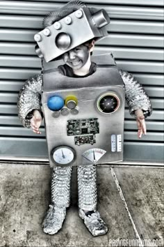 DIY Robot Costume - how to make the coolest Robot Costume Ever! ALSO how to throw and AMAZING Robot Party!! Carnaval Diy, Best Diy Halloween Costumes, Diy Costumes Kids, Homemade Halloween Costumes