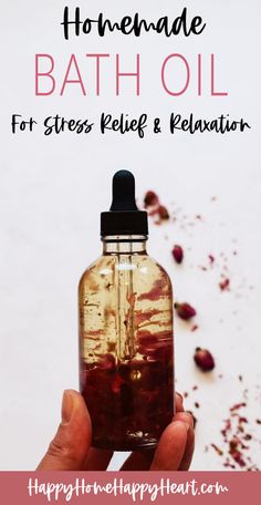 Looking for bath oils for relaxation? Check out this DIY bath oil for stress relief & relaxation. Bath oil makes bath time so much more relaxing and enjoyable. This bath oil blend is amazing!!! #BathTime #Relax #SelfCare #DIY Homemade Bath Oil, Bath Oil Recipe, Diy Bath Oil, Body Oil Recipe, Body Oil Diy, Oils For Relaxation, Bathroom Diy Ideas, Bath Recipes, Essential Oils Bath