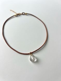 Hermoso y elegante collar de cuero con cuarzo blanco, conocido también como el cuarzo maestro por la cantidad de propiedades que nos brinda. El cuarzo blanco es un mineral maravilloso en el que podemos encontrar beneficios para la meditación, generar calma, paz y bienestar, claridad mental, protección de malas energías y también es buen recurso pata temas de autoestima y relación con uno mismo. Elegant Brown Crystal Necklace, Elegant Adjustable Brown Crystal Necklaces, Elegant Brown Crystal Necklace With Adjustable Fit, Elegant Brown Jewelry For Meditation, White Minimalist Adjustable Crystal Necklace, Adjustable Teardrop Spiritual Crystal Necklaces, Choker Necklaces, Beauty Book, Choker Necklace