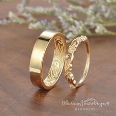 ArtCarved Oak Leaf Couple Rings Set Moissanite Leaf Wedding Band Dainty Minimalist Mens Promise Ring Yellow Gold Matching Rings For Couple Women's Band https://www.etsy.com/listing/1683065846/ ▶ Ring Details: ※Metal: 10K or 14K or 18K Solid Gold (Rose, White, or Yellow) , Silver ※Stone: Moissanite ※Band Width: approx.1.5mm ※Change Stones / Upgrade Stone Size, feel free to contact me! Men's Band https://www.etsy.com/listing/1808199202/ ▶ Ring Details: ※Metal: 10K or 14K or 18K Solid Gold (Rose, White, or Yellow) , Silver ※Band Width: approx. 5mm ※Band Thickness: approx. 1.6mm ※If your ring size is larger than 9 US, please contact me! We offer an Upgrade Ring Size service. My Etsy shop: https://www.etsy.com/shop/oliviajewelryus ▶Tips: ※Accept return and exchange for normal orders. All return Weddings Rings His And Hers, German Wedding Rings, Matching Rings For Couples Boyfriends, Flat Band Wedding Ring, Minimalist Wedding Band Set, Matching Engagement Ring, Mixed Wedding Bands, Oak Leaf Wedding Band, Matching Promise Rings Gold