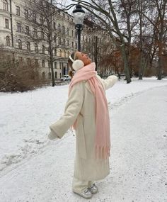 White Winter Coat Outfit, Fluffy Coat Outfit, White Coat Outfit, Best Christmas Destinations, Outfit London, Long Sweater Outfits, Ski Trip Outfit, White Winter Jacket, Modest Winter Outfits