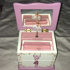 Pretty Ballerina Jewelry Music Box. The Drawers Are Decorative Non Working Drawers. The Ballerina Spins When Top Opens. Ballerina Music Box Vintage, Stella Costume, Jewelry Music Box, Ballerina Jewelry, Music Box Vintage, Musical Jewelry Box, Musical Jewelry, Music Box Jewelry, Pretty Ballerinas