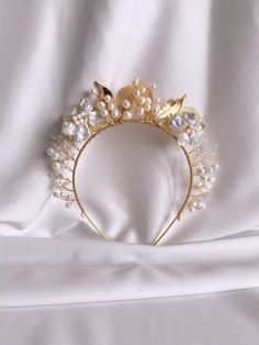 This handmade wedding headband is intricately crafted with high-quality freshwater pearls, delicate crystal beads, and keshi pearls styled as delicate flowers.  It also features metal-encased real leaves for added elegance. The pearls used are of exceptional quality.  This floral crown is a perfect addition to complete your bridal ensemble and is sure to make your special day unforgettable. Crystal Headband Wedding, Pearl Crown, Headband Pearl, Crown Crystal, Tiara Wedding, Headpiece Bridal, Headband Wedding, Real Leaves, Crystal Headband